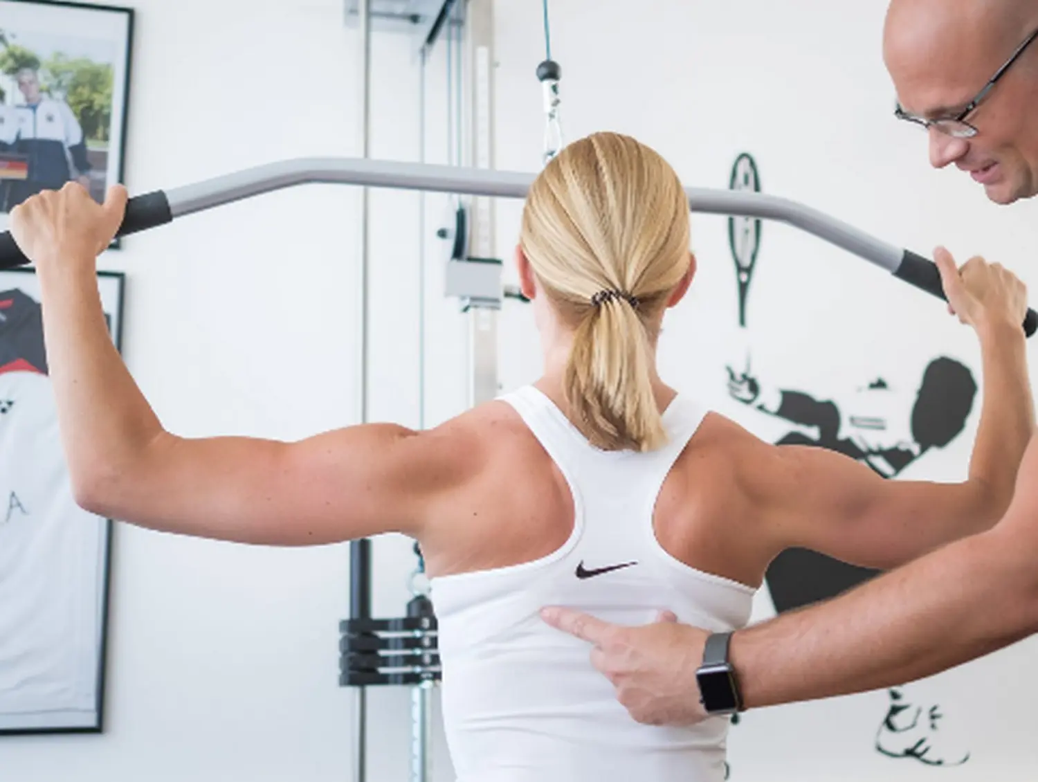 Frauen machen Rückenübungen im Fitnessstudio